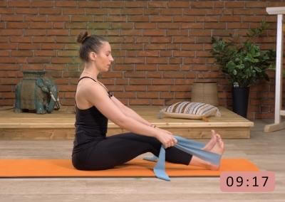 Antrenament pilates pentru brate cu banda elastica