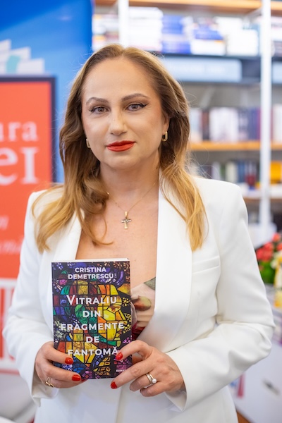 Cristina Demetrescu cu romanul Vitraliu din fragmente de fantomă